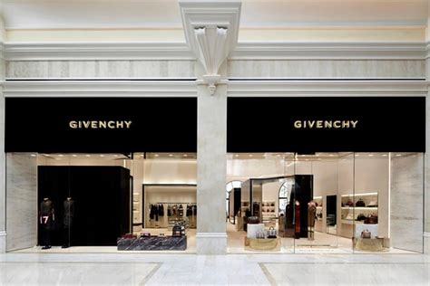 Shops with GIVENCHY in Milan title